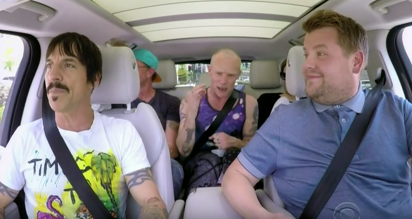Red Hot Chili Peppers e James Corden descamisados!