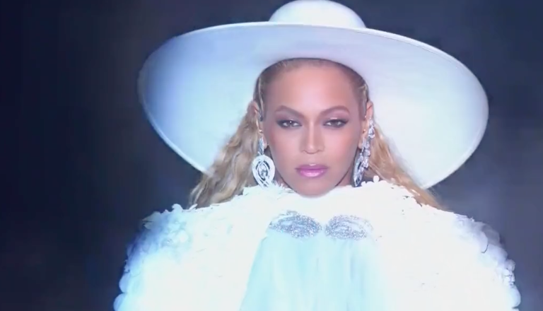 Beyoncé faz performance épica no VMA 2016