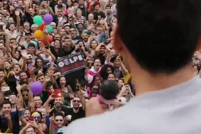Novo episódio de Sense8 mostra protesto contra a Globo