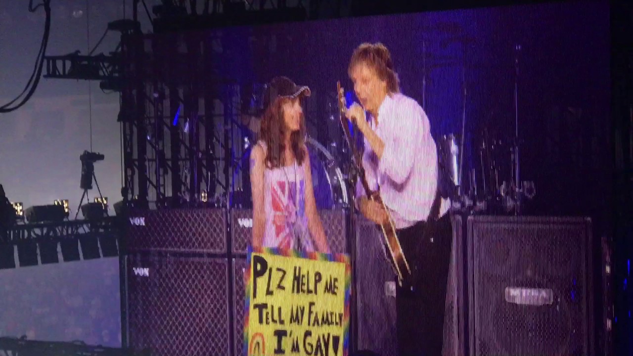 Paul McCartney ajuda garota a se assumir em seu show