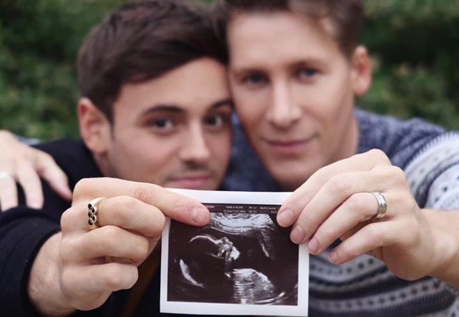 Tom Daley e marido anunciam chegada do primeiro filho!