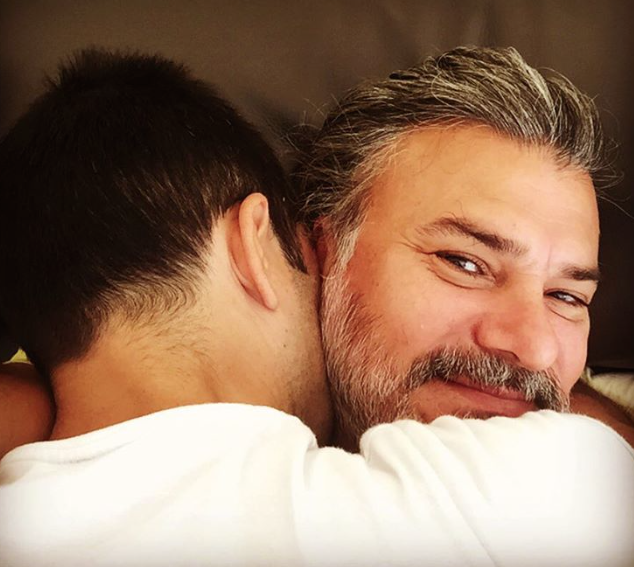 Leonardo Vieira compartilha foto abraçando namorado