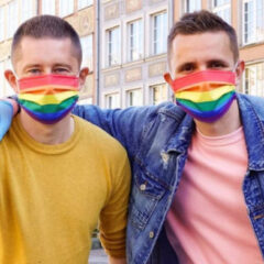 Casal gay distribui máscaras arco-íris para combater coronavírus e homofobia