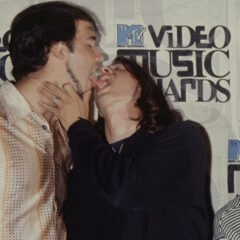 Integrantes do Nirvana se beijaram ao vivo no SNL para provocar homofóbicos