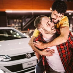 Casal gay é alvo de ataques homofóbicos após estrelar propaganda da Volkswagen