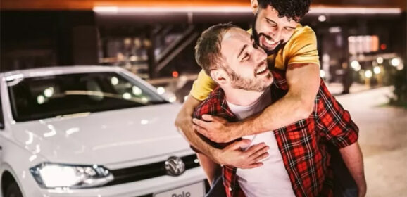 Casal gay é alvo de ataques homofóbicos após estrelar propaganda da Volkswagen