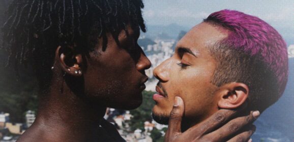 Após capa com casal gay, Rennan da Penha rebate comentários homofóbicos