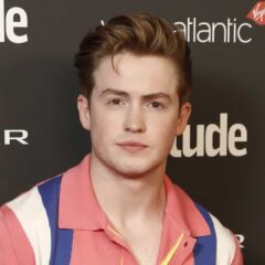 Astro de “Heartstopper” declara ser bissexual e critica pressão: “Parabéns por forçarem alguém a ‘sair do armário’”
