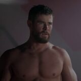 Vídeo de Chris Hemsworth treinando chama atenção por seus grandes dotes