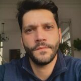 Armando Babaioff desabafa sobre a censura do beijo gay recentemente nas novelas: “Que avanço a gente teve?”