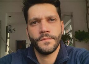 Armando Babaioff desabafa sobre a censura do beijo gay recentemente nas novelas: “Que avanço a gente teve?”