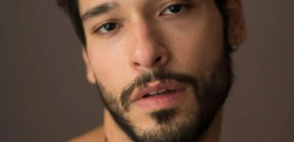 Bruno Fagundes revela que se afundou em drogas para tentar se esconder sobre ser gay: “Fui muito pressionado”