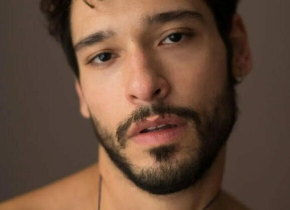 Bruno Fagundes revela que se afundou em drogas para tentar se esconder sobre ser gay: “Fui muito pressionado”