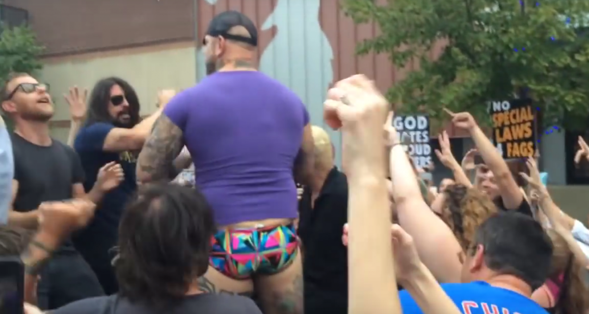 Foo Fighters invadem manifestação de igreja