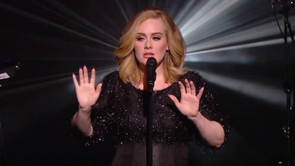 Adele ajuda fã a pedir namorado em casamento