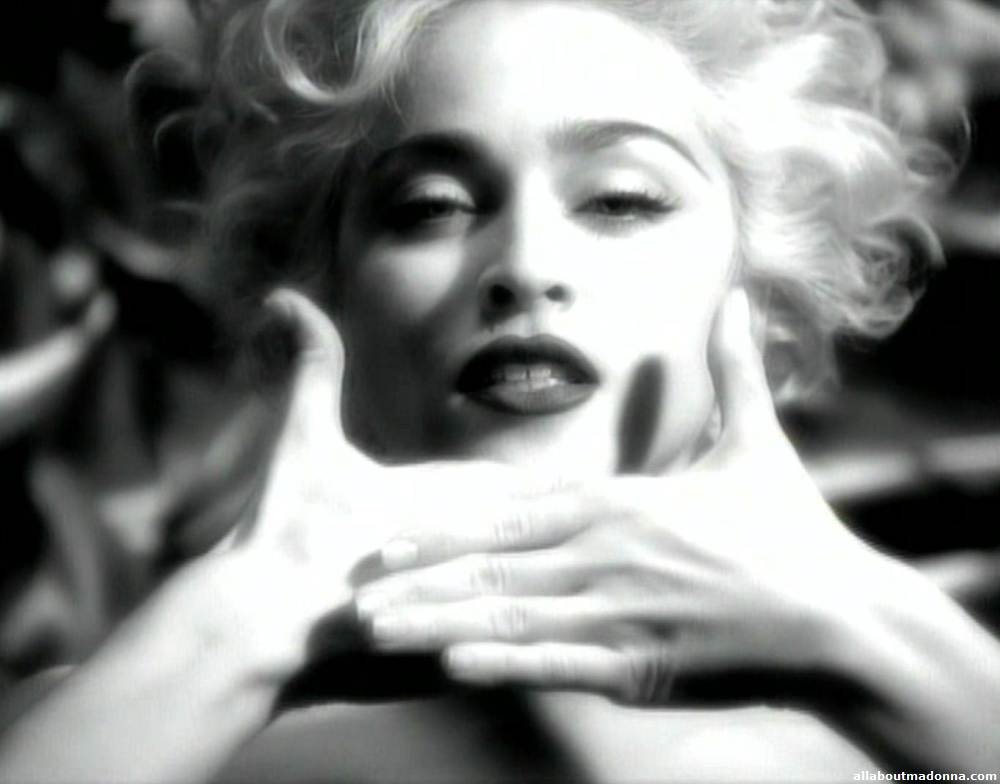 “Vogue” completa 26 anos! Strike a pose!