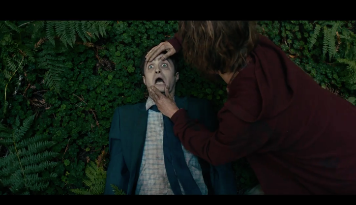 Daniel Radcliffe é um cadáver falante em filme com trailer só pra adultos