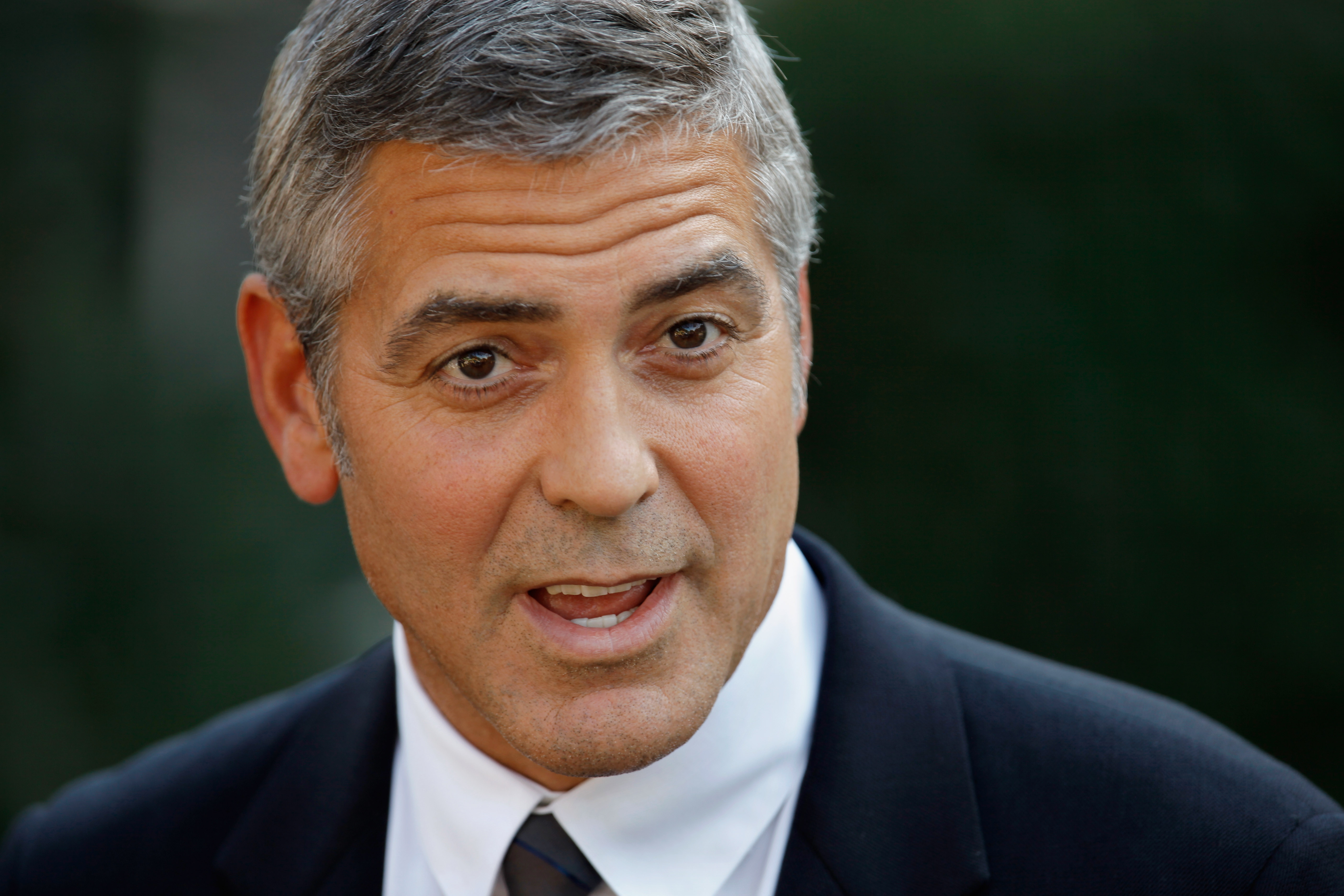 Biografia afirma que George Clooney é gay e mantém um caso com cabeleireiro