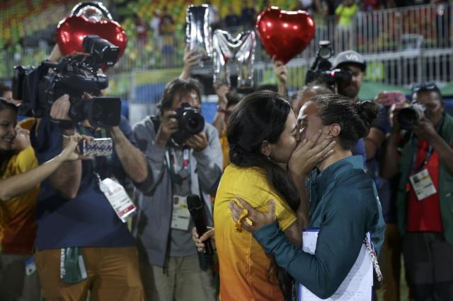Brasileira do rúgbi é pedida em casamento por voluntária da Olimpíada durante premiação