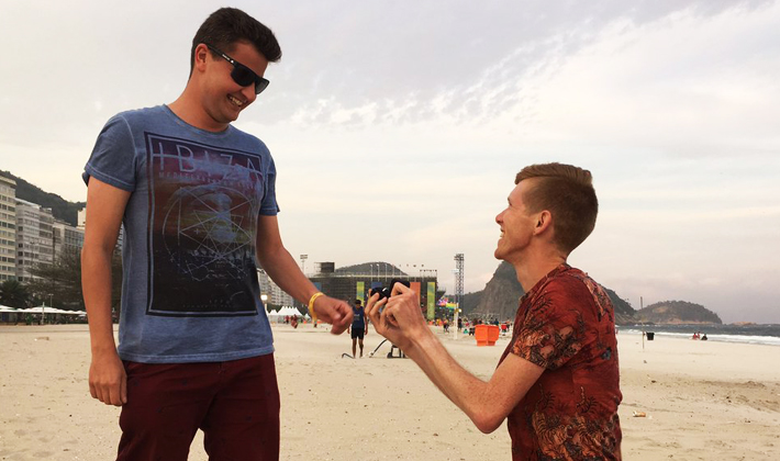 Atleta britânico pede namorado em casamento na praia de Copacabana