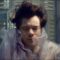 Harry Styles se afoga em mágoas e toca piano embaixo d’água no clipe de “Falling”