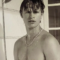 Ansel Elgort tira a roupa e posa nu por uma causa nobre