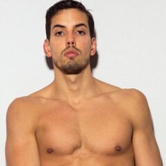 Ator Felipe de Carolis faz vídeo malhando e detalhe “salta da tela”