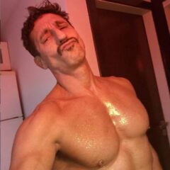 Ator Tuca Andrada provoca seguidores do Instagram com publicação pedindo nudes