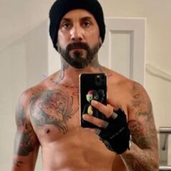 AJ McLean, dos Backstreet Boys, aparece sem camisa para mostrar resultado da malhação na quarentena