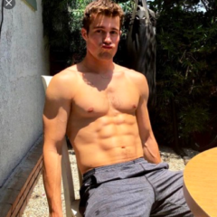 Jake Picking, da série “Hollywood”, é capa da edição de agosto da Attitude Magazine