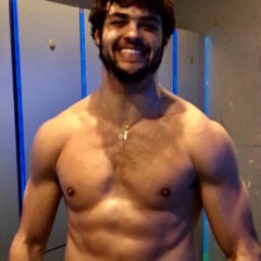 Noah Centineo posa sem camisa para mostrar os músculos de HE-MAN