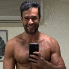 Sergio Marone posta seminude no Instagram e faz referência a vídeo viral com tomates