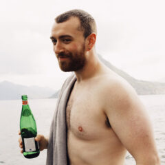 Sam Smith reaparece feliz da vida nas ruas de Londres com novo amor