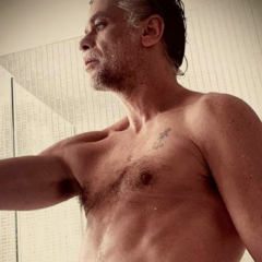 Fábio Assunção posa sem camisa e braços musculosos chamam atenção