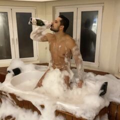 Ex-BBB Eliéser toma banho nu em Campos de Jordão