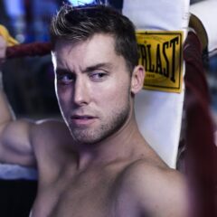 Nick Carter e Lance Bass posam juntinhos e revelam que estão “trabalhando em algo grande”