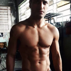 Daniel Rocha divulga foto pós-treino e algo dentro do shorts viraliza