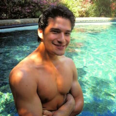 Tyler Posey revela que fez sexo oral em homens e que já foi passivo: “Fui fod**o com cinta peniana”