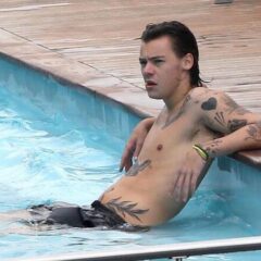 Primeiro homem a estampar a capa da Vogue, Harry Styles estrela ensaio desconstruído para revista