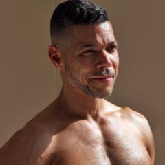 Ator de “Star Trek” revela que foi expulso de casa e precisou morar em carro quando seu pai descobriu que ele é gay