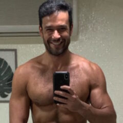 Sérgio Marone atiça internautas com volume da mala em foto só de toalha: “Maior satisfação”