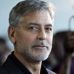 George Clooney tenta ler Twittes em Português