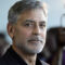 George Clooney tenta ler Twittes em Português