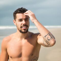 Lipe Ribeiro deixa parte íntima escapar da sunga e fãs comentam: “Grande”