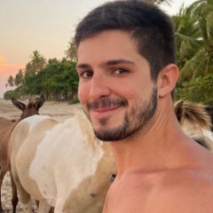 Igor Cosso surge com a sunga baixa e mostra parte do bumbum: Vídeo!