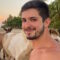 Igor Cosso surge com a sunga baixa e mostra parte do bumbum: Vídeo!