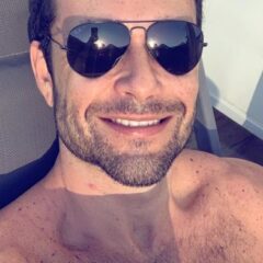 Sérgio Marone posa sem camisa e exibe abdômen sarado