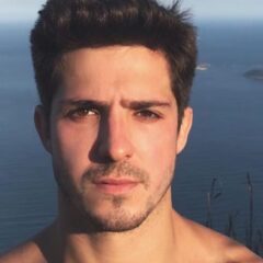 Igor Cosso surge de sunga minúscula e detalhe causa alvoroço