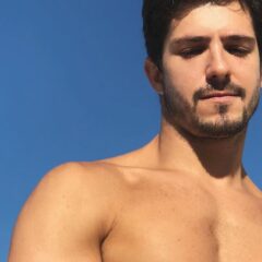 Ator Igor Cosso fala sobre homofobia nos bastidores da TV: “Falavam que eu não seria bom um ator gay se assumisse”