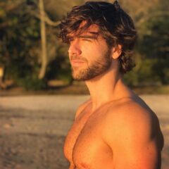 Marcos Pitombo exibe peitoral peludo e ostenta corpão sarado na web